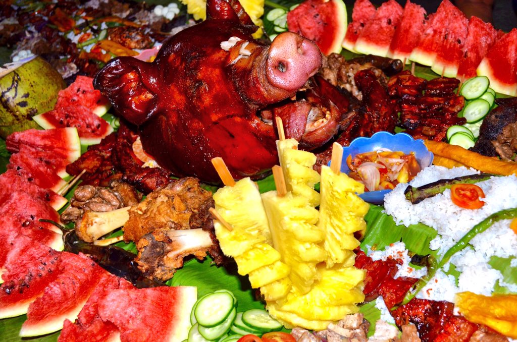 ronrants's tweet photo. Lechon learned: Family is everything. #Pasko2015 #lovelocal #boodleboodlegang https://t.co/1yDK5rpn4K