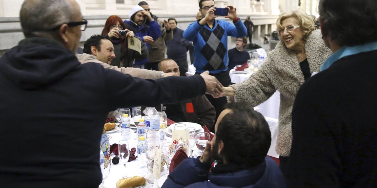 Carmena brinda en Nochebuena con 200 personas sin hogar huff.to/1PnSZEb