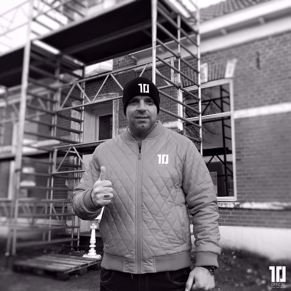 10officialNL's tweet photo. @andyvandermeyde shining in his brand new #10official quilt Jacket ⚫🔴 and Long Beanie! ✔❤ #andyvandermeijde https://t.co/oPeR7uopas