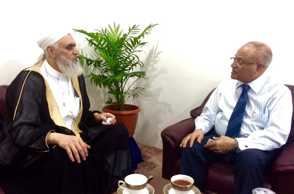 maumoonagayoom's tweet photo. Privileged to meet Sheikh Ali Umar Ya'qub Abbasi Imam of Aqsa Mosque with @Dr_AhmedZiyad yesterday. https://t.co/b1AwCTVuRF
