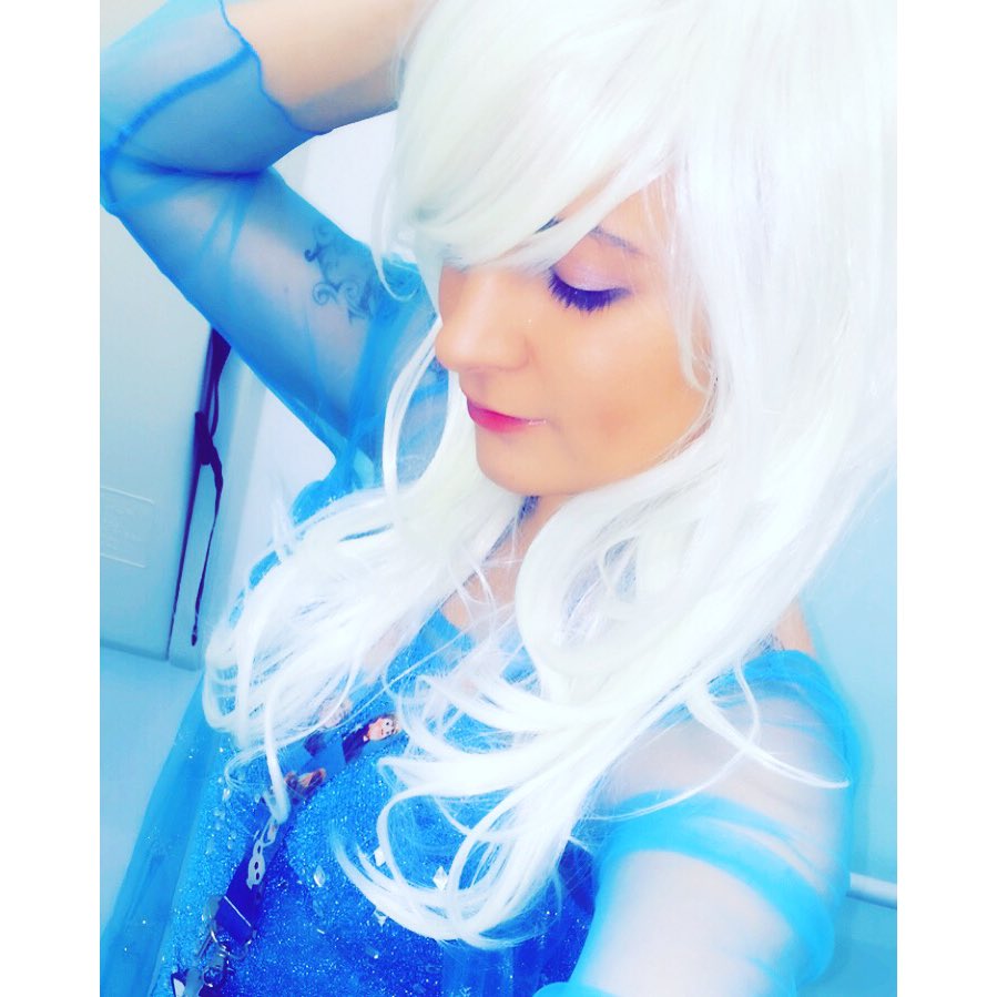 Pretty_green_ey's tweet photo. Merry Christmas, today I'm a Disney princess ❄️❄️ #work #elsa #queenelsa https://t.co/PuSv3jsBl4