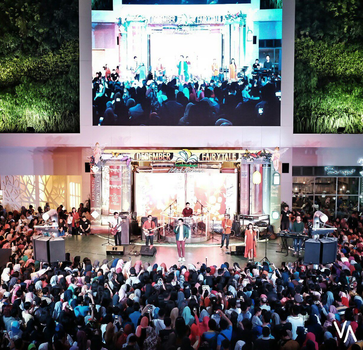 vidialdiano's tweet photo. Bekasi ga pernah ga seru. Terima kasih sekali lagi. Kalian PECAH! Summarecon Mall Bekasi, thanks for having me!! https://t.co/Kf49Z9YHEh