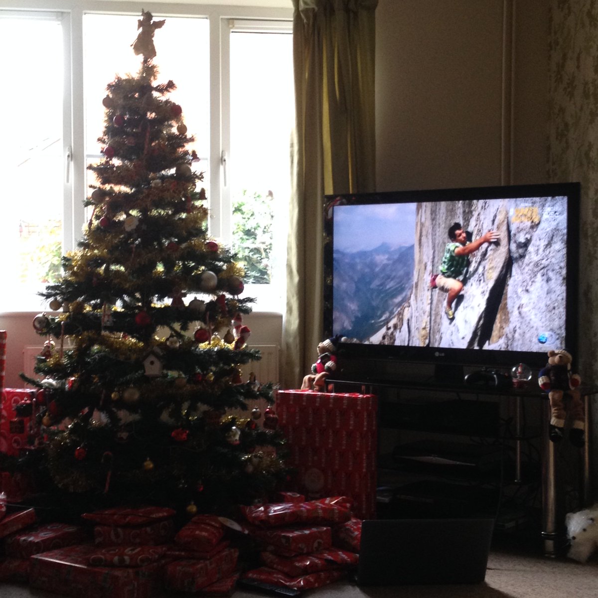 ColdDrinksHere's tweet photo. Valley Uprising is my favourite Christmas film... festive, right?? #ValleyUprising https://t.co/IQu1pM2Y7X