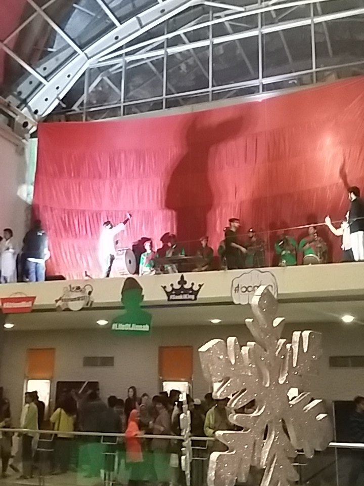 Fahad_AhmedU's tweet photo. Awesome unveiling @AtriumMallPk
#AtriumMall #AtriumWSF15 #ColoursofWinters #LifeofJinnah #SankiKing @SankiKing https://t.co/FSRTNzoeSK