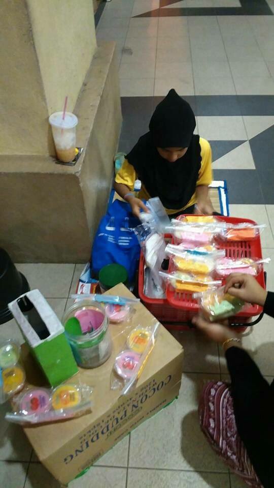 amirahaniroslan's tweet image. I feel you dik. Moga adik terus dilimpahkan rezeki😢😔