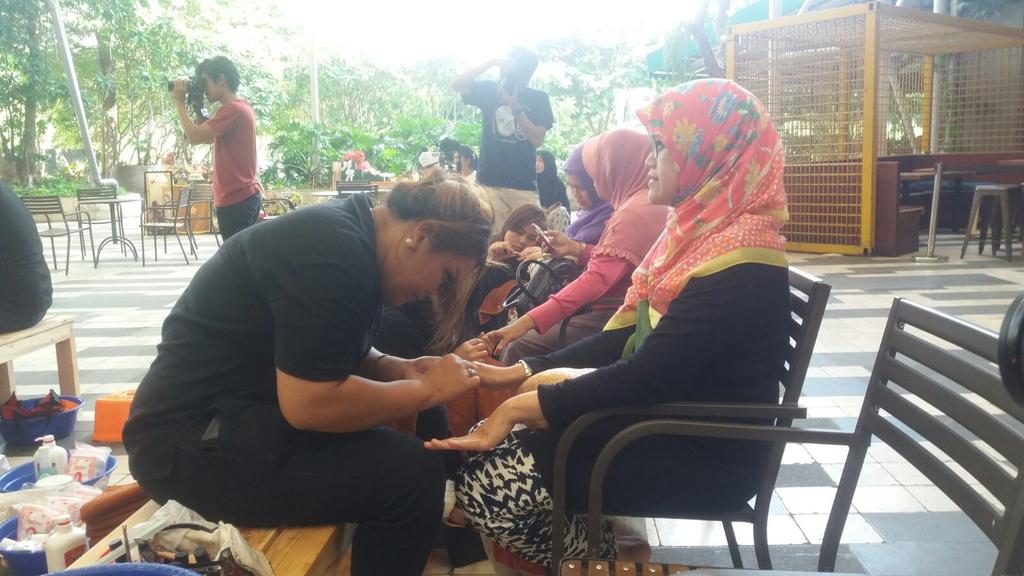 Keseruan medicure pedicure para Ibu di Mother's Day Out with <a href="/BORNBeautyID/">BORN Beauty</a> di Gandaria City