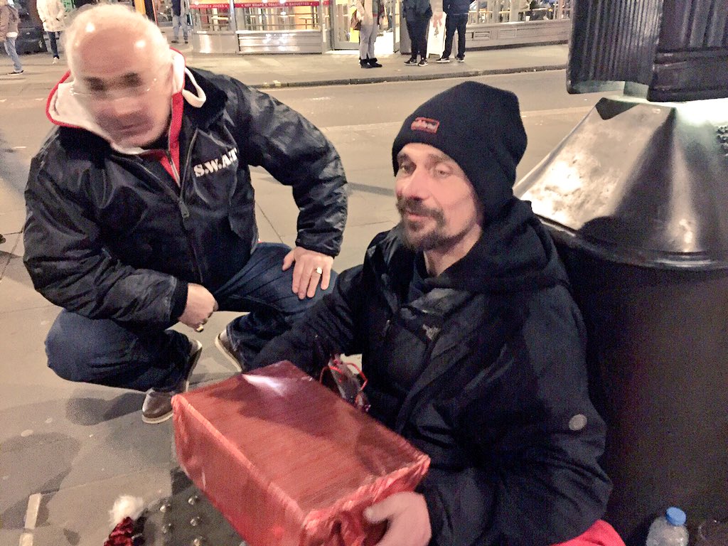 NishkamSWAT's tweet photo. Images of last night hamper distribution to #London's rough sleepers during a very cold #ChristmasEve night @SikhPA https://t.co/fnyNiLgBOn