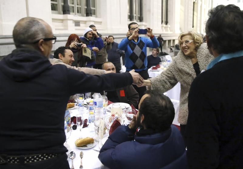 elcorreo_com's tweet photo. Madrid celebra en Cibeles una cena de Nochebuena para 200 'sin techo' https://t.co/V9qdgyVQ5I https://t.co/eIFHhnkqLu