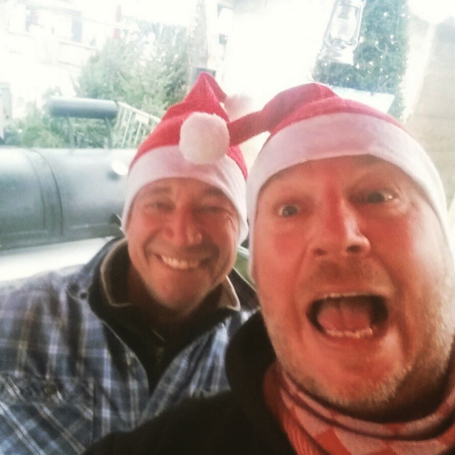 🎄🍔😍Ook vandaag, morgen en zondag staat Santa's BBQ Crew paraat met PPCB en rookworsten uit de smoker! #iceamsterdam