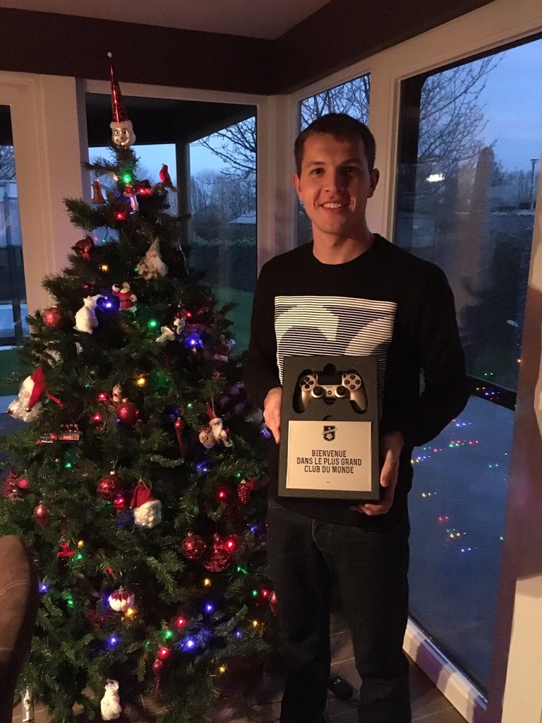 DavyRoef's tweet photo. Bedankt @PlayStationBE !!! Playstation F.C.! #BiggestClub #PS4 https://t.co/JLwDZC5dyb