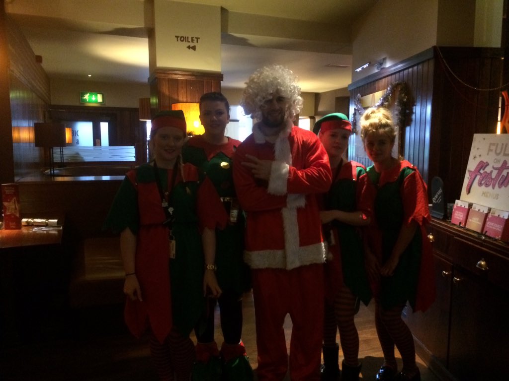 Merry Christmas from the red house!!! ☃ <a href="/AndyWix/">Andy Wix</a> <a href="/GriffinNathan/">Nathan Griffin</a> @Coreysmill!!!!!