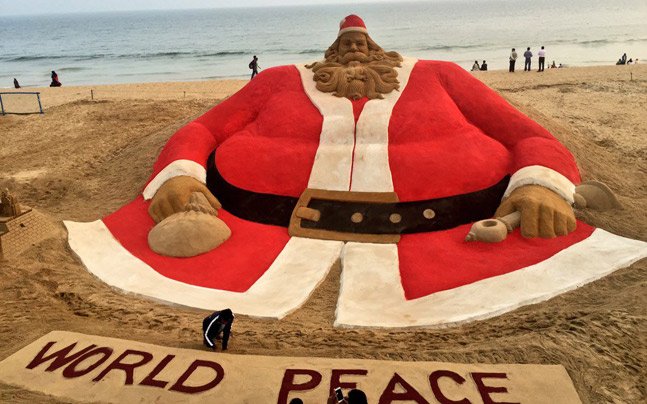 Merry Christmas!
World's 'tallest' sand Santa Claus is in India
indiatoday.intoday.in/story/worlds-t…