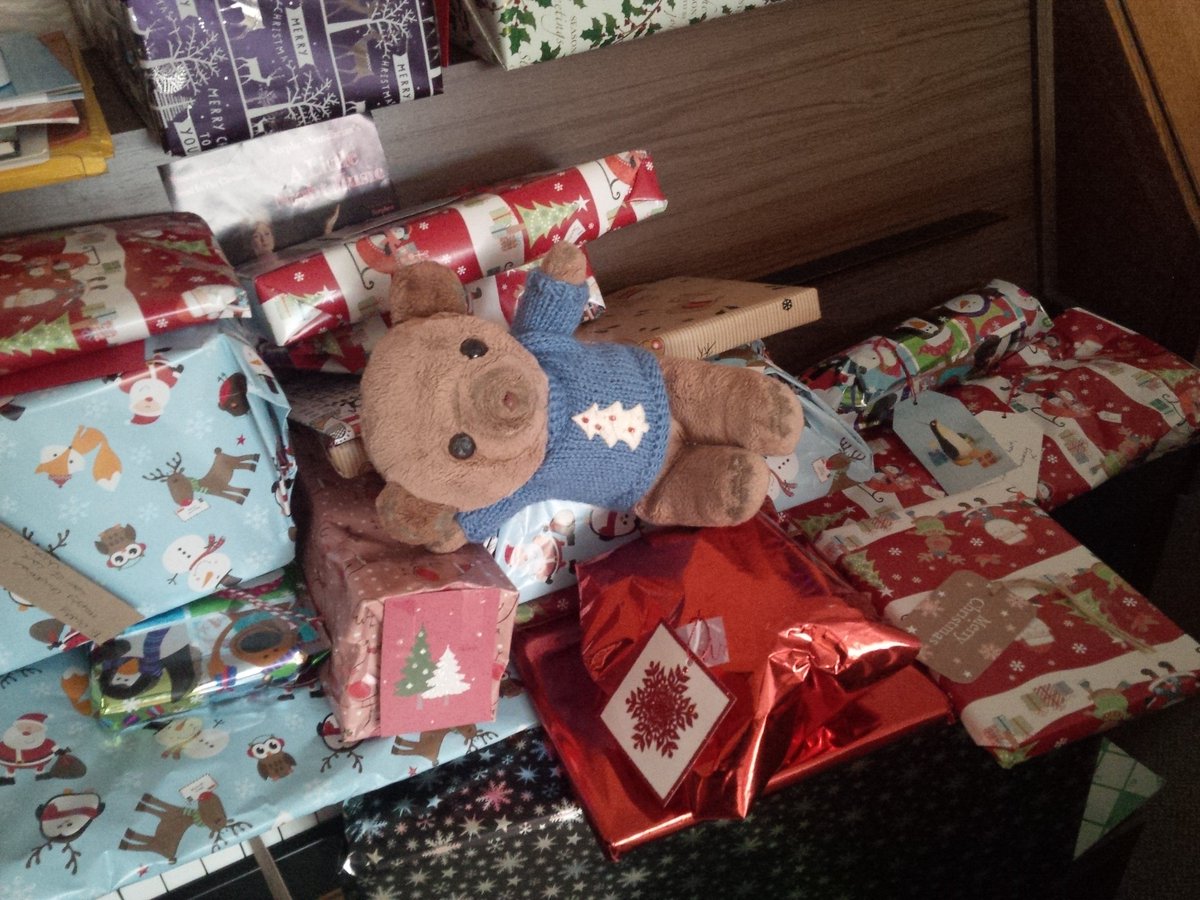 maxbaylav's tweet photo. I am so bored with wrapping. Kill me now. Merry Xmas one and Merry Xmas all #lastminute.com https://t.co/MUTmb2svQ5