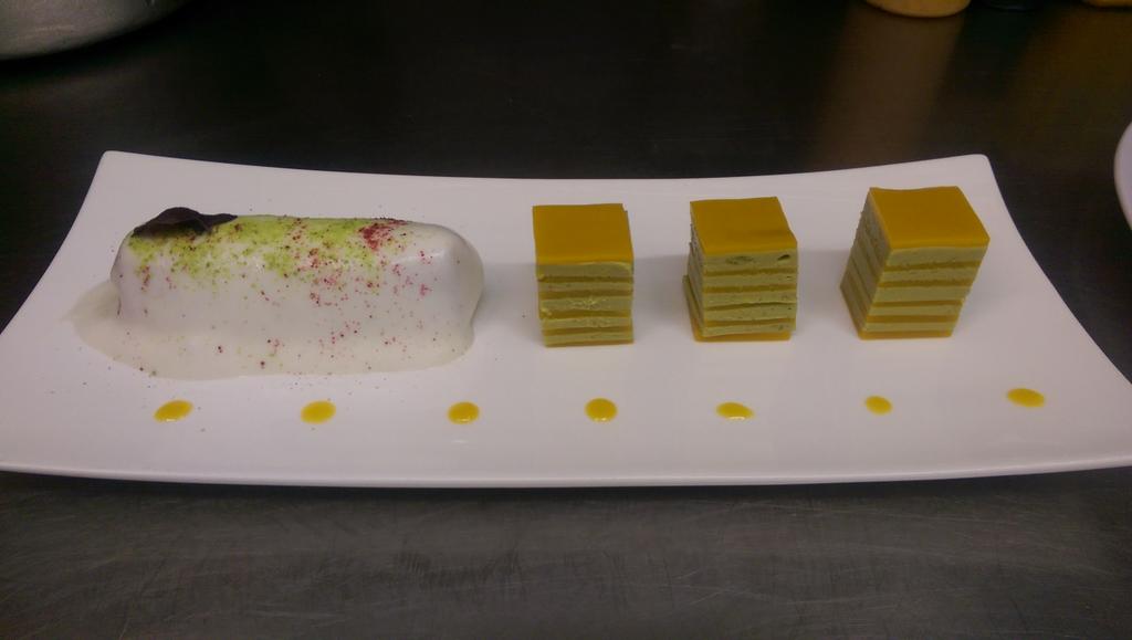 C est partie 
Millefeuille avocat, mangue, saumon mi fumé écume bergamote