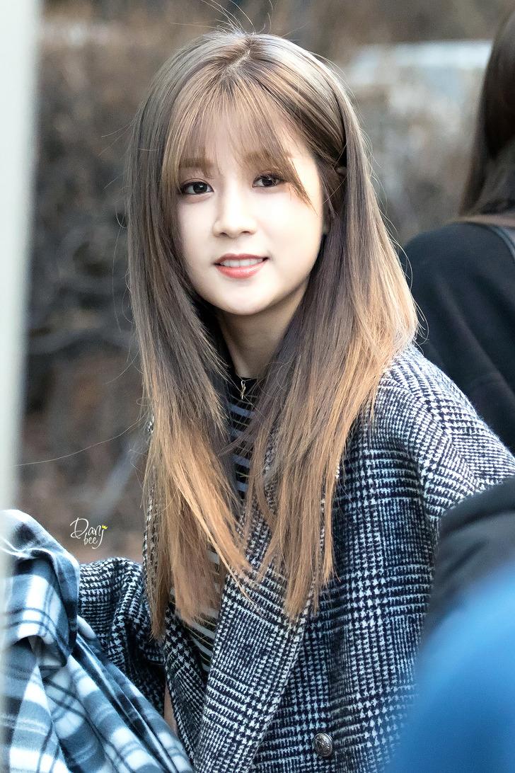 Rongfanbase's tweet photo. [FANTAKEN] 151225 Chorong (@Apinkpcr) Going to KBS Music Bank Recording by danbeej (3) #MR https://t.co/X8HOUT3LK7