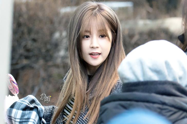 Rongfanbase's tweet photo. [FANTAKEN] 151225 Chorong (@Apinkpcr) Going to KBS Music Bank Recording by danbeej (2) #MR https://t.co/IuFBXka8I2