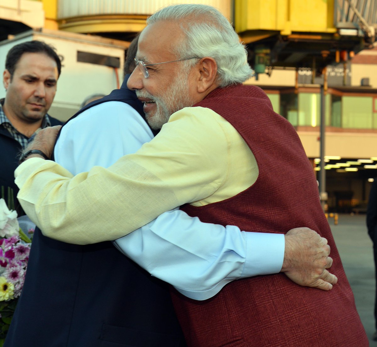 PIB_India's tweet photo. PM @narendramodi warmly received by PM Nawaz Sharif at Lahore, Pakistan https://t.co/t4DreFv35A