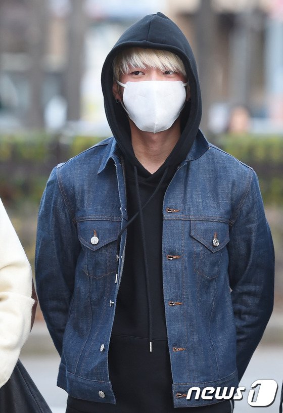 Kkorepo's tweet photo. ＃ウヒョン　さん、隠してもかっこよさは隠せませんね！「PHOTO@ソウル」#INFINITE 、クリスマスだからもっとときめきます！
https://t.co/ANrZVEFZhh https://t.co/TOMOKXcj3l