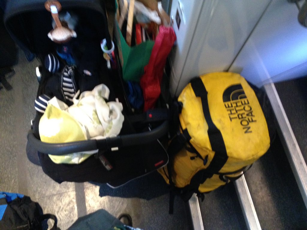 Tågresa + småbarn= grymt i teorin, men kass i praktiken då tågen saknar plats för bagage... <a href="/SJ_AB/">SJ AB</a>