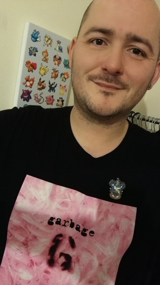 VincentKStoker's tweet photo. My Xmas attire #feelingqueer #teamgarbage #teamravenclaw @garbage https://t.co/9D07OSJGYF