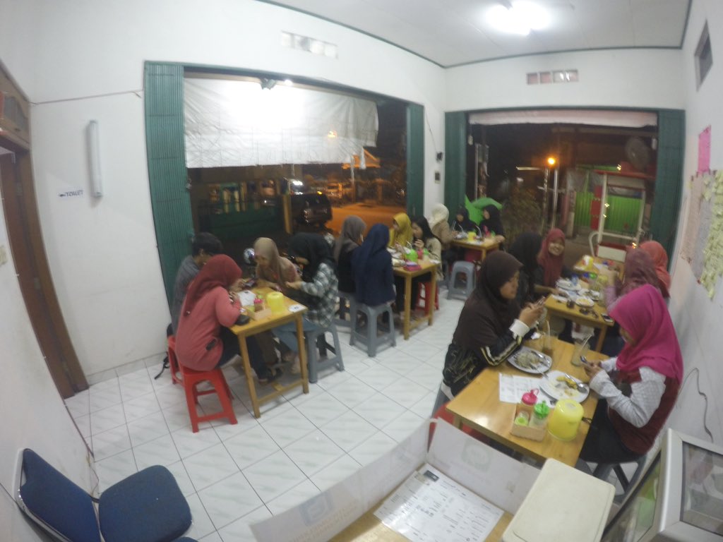RotiComelXpress's tweet photo. Yuk mampir yuk !! Malam natalan disini hehehe https://t.co/Mp206kzw4I