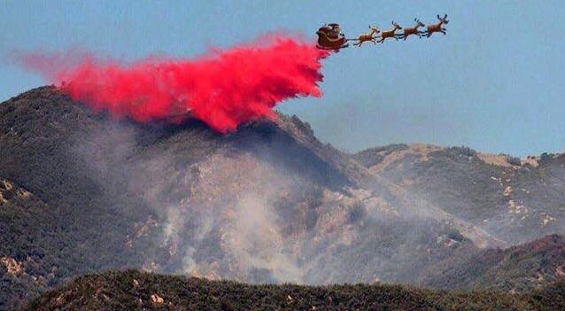 Santa dropping retardant on a fire in Southern California... Merry Christmas <a href="/CALFIRE_PIO/">CAL FIRE PIO</a> &amp; @R5_Fire_News