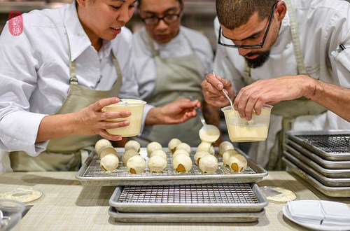 ulteriorepicure's tweet photo. Day 7: @kimfloresca & @DNLRYN of @One_restaurant at #12Days2015 at @therestaurantMW. https://t.co/Pc6po3mOWo https://t.co/ZlCfr2GK2X