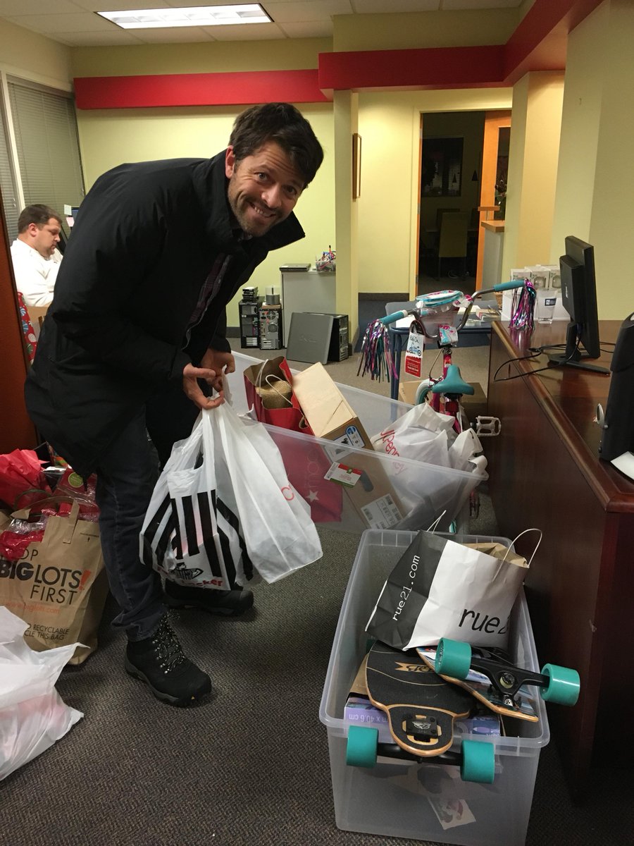 mishacollins's tweet photo. Happy Holidays, everyone. Hope we can all remember those in need... https://t.co/UCTYUcWeC1 https://t.co/6KfuuP7OYN