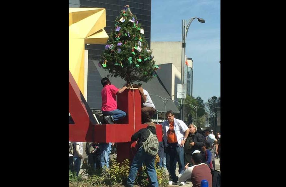 AyotzinapaFeed's tweet image. RT AyotzinapaFeed: RT lindaphalan: RT AyotzinapaFeed: RT mexnewz: Ponen #árbol de #Navidad en honor a #43 #normali…