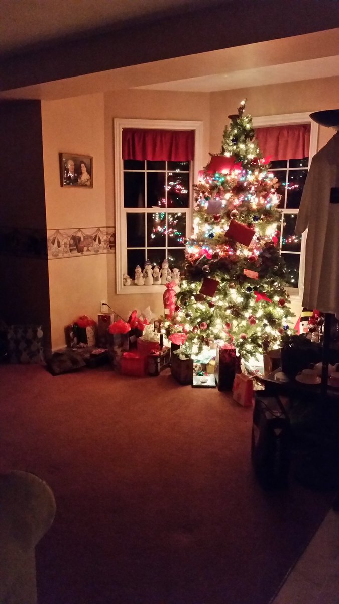 terri_tedwards's tweet photo. Merry Christmas everyone!  From my family to yours🎄🎁 https://t.co/n8zNyIa072