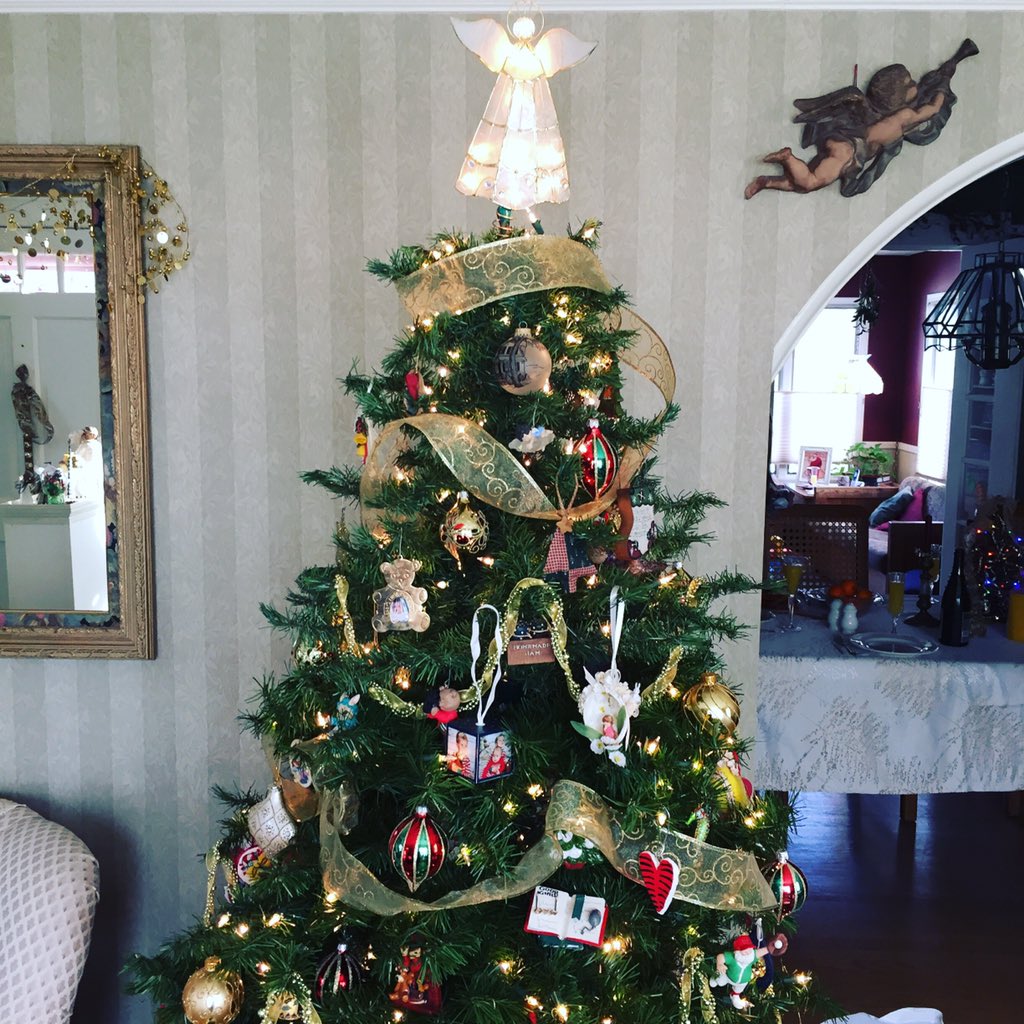 sengineland's tweet image. A merry holiday from our newsroom to you &amp;amp; your family! May peace, love, &amp;amp; joy follow you today and every day! ✨❤️🎄