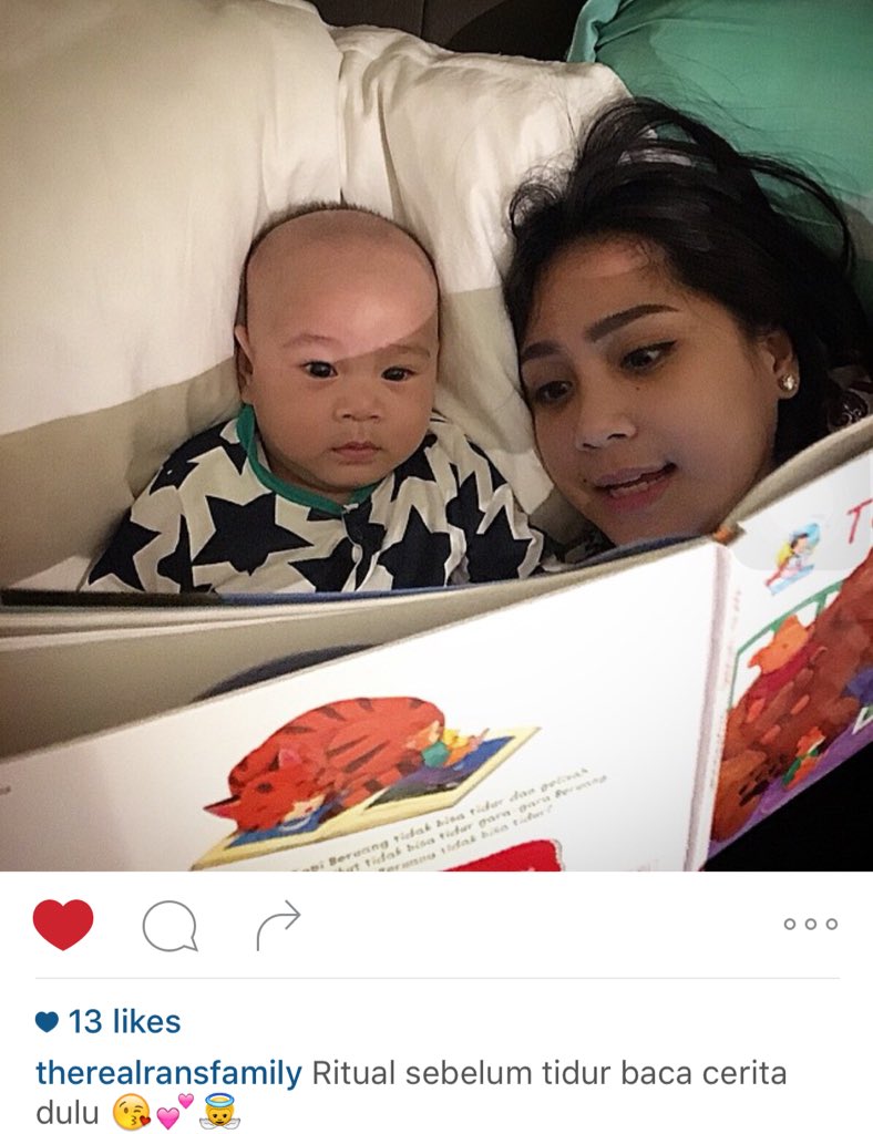 Ritual sebelum bobokk memsyee bacain dongeng buat si rafathar lucu bgt , ngeliatnya serius gitu ��