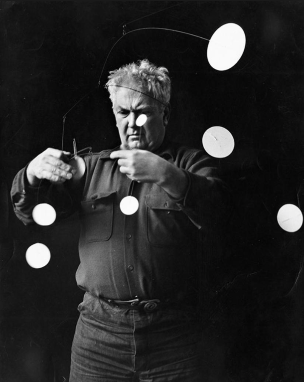 Artist of the week: Alexander Calder dragonsmoustache.wordpress.com/2015/12/25/art…