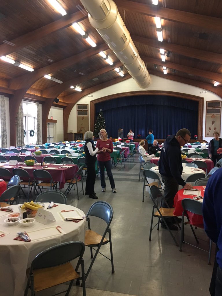 the_mutts's tweet photo. There are things bigger than us. Spending Christmas morning volunteering #christmasmeans https://t.co/Gnswa23LAz