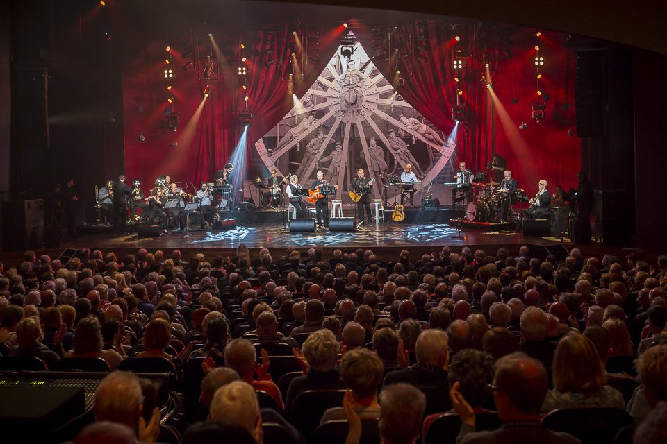 Om 11u #L1-TV #vandaag 2e Kerstdag: ow.ly/WjyM2 < CARBOON XL #live <a href="/PLTheaters/">Parkstad Limburg Theaters</a> reünieconcert #M2015