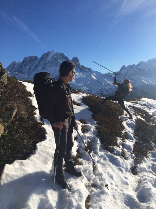 Loualex17's tweet photo. Mon père il fait le bg des montagnes et moi derrière j'me casse la gueule 😂😂 https://t.co/eLAC5TYTAg