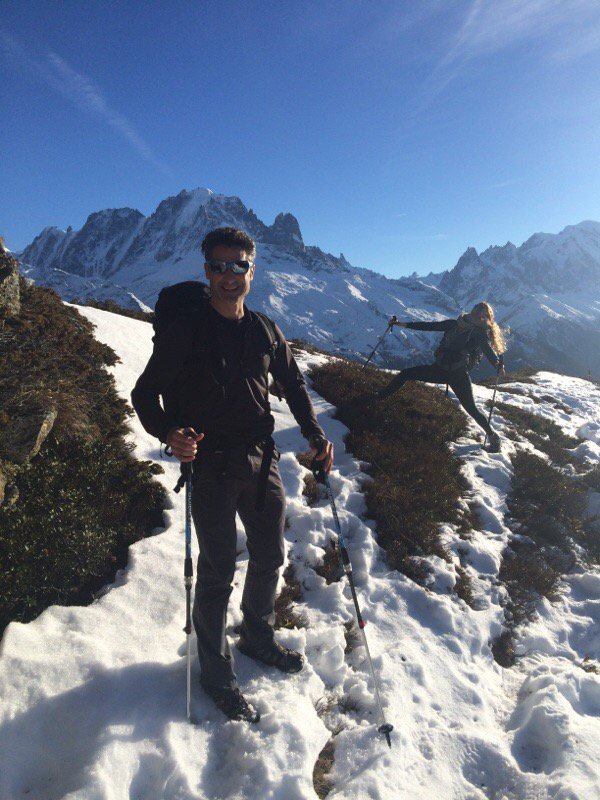 Loualex17's tweet photo. Mon père il fait le bg des montagnes et moi derrière j'me casse la gueule 😂😂 https://t.co/eLAC5TYTAg
