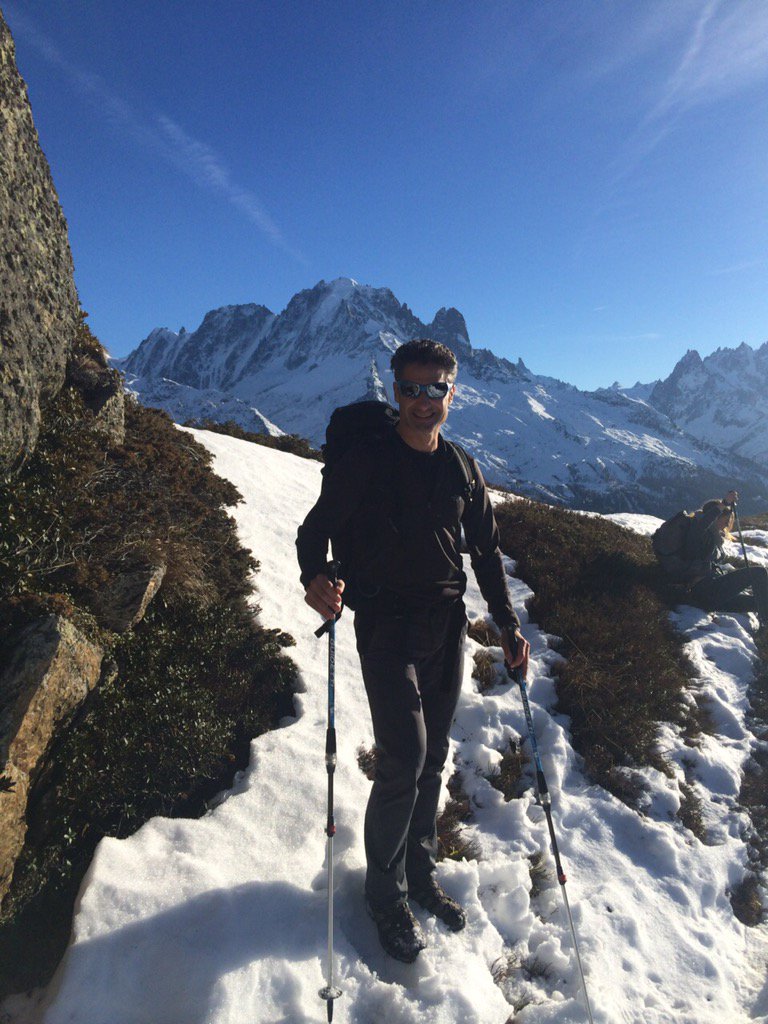 Loualex17's tweet photo. Mon père il fait le bg des montagnes et moi derrière j'me casse la gueule 😂😂 https://t.co/eLAC5TYTAg