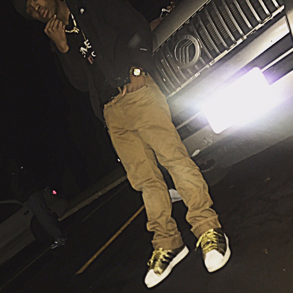 lavi_israel's tweet photo. Christmas kickit or party.I just wanna have bigsessions and hella bottles. @_Maccxo @__KS21 @ogboom_ @ThatNiggaLo__ https://t.co/PdwZ7We3JS