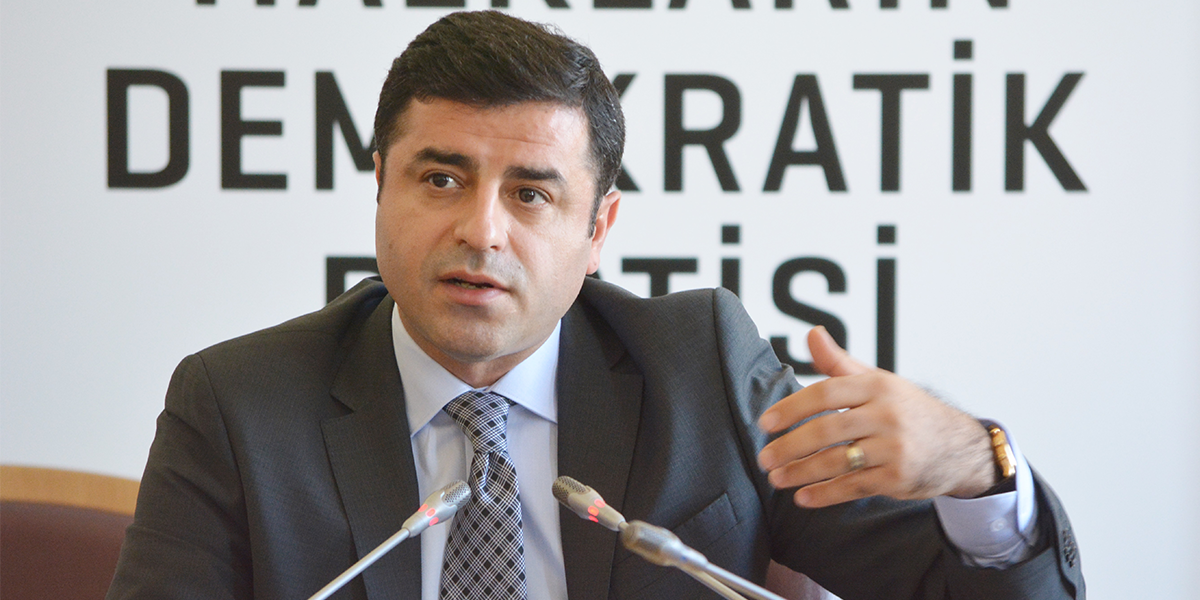 DEMGenelMerkezi's tweet photo. #Demirtaş: Eskiden "en iyi Kürt ölü Kürt"tü, şimdi ölü Kürt'ten de korkuyorsunuz. https://t.co/GMAGzK6O7Z https://t.co/fRibkQazR0