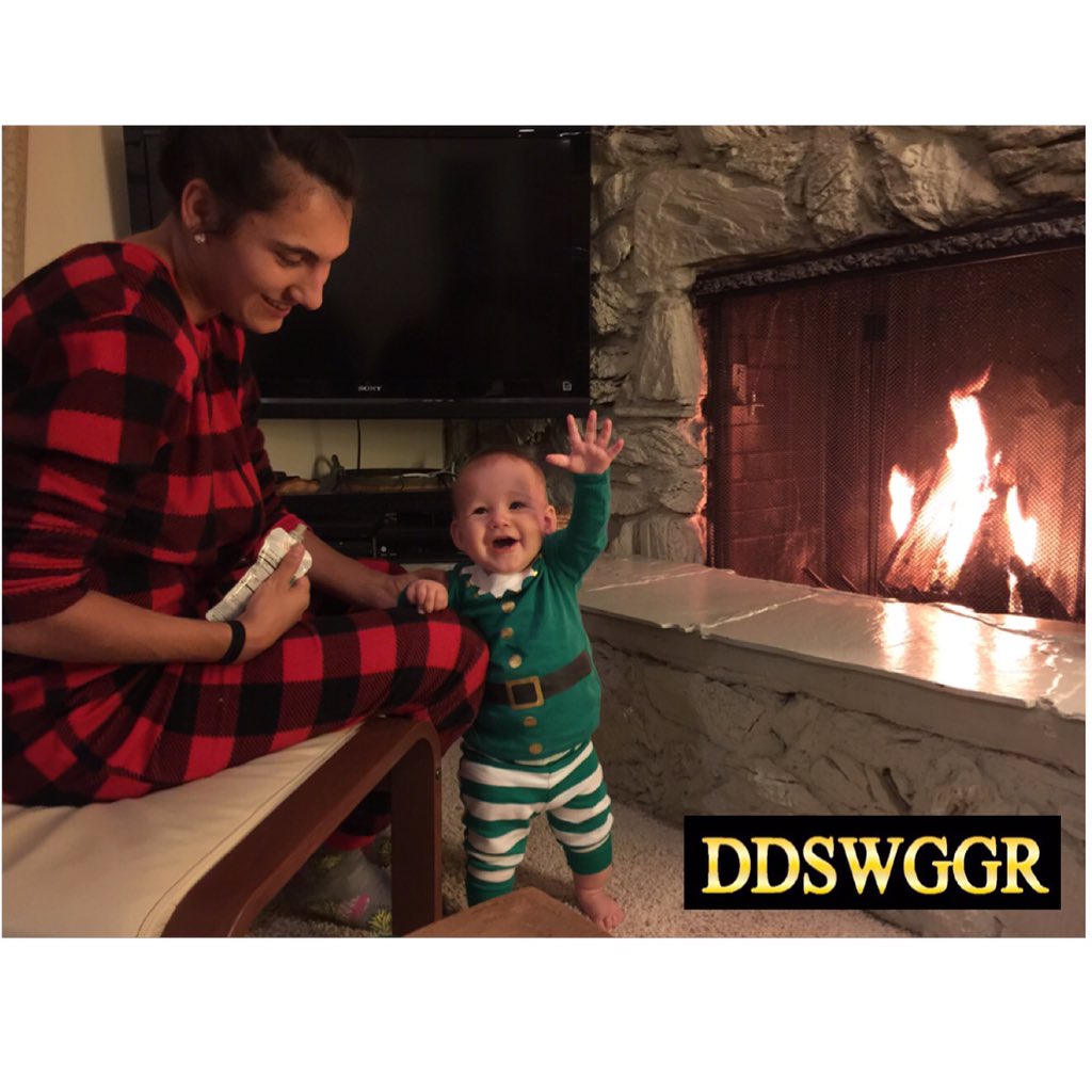Dadswagger_'s tweet photo. Merry Christmas!!! #1stchristmas #family #minielf #dadswagger #mamabear #babybear #papabear https://t.co/X3GhoYwNjg