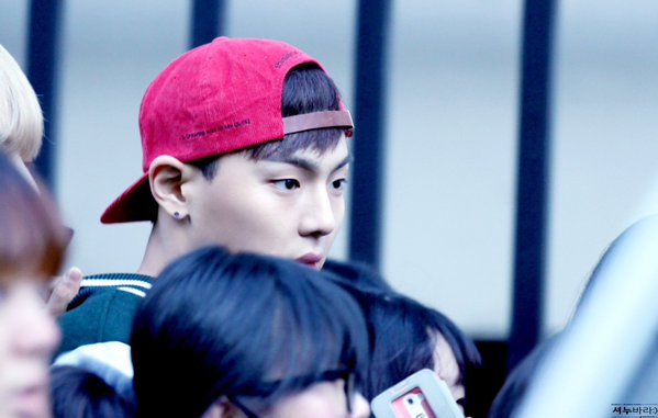 MONSTA__X2015's tweet photo. [PIC] 151225 #MONSTA_X #Shownu - Music Bank Xmas Special [CR: helloshownu &amp; newshow0618]

#GetWellKyun https://t.co/JwuF0SMiwk