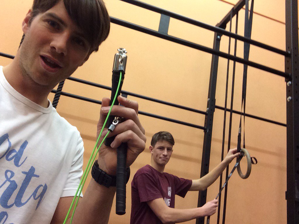 zkosir's tweet photo. xmas gym https://t.co/9HQmRMJtpB