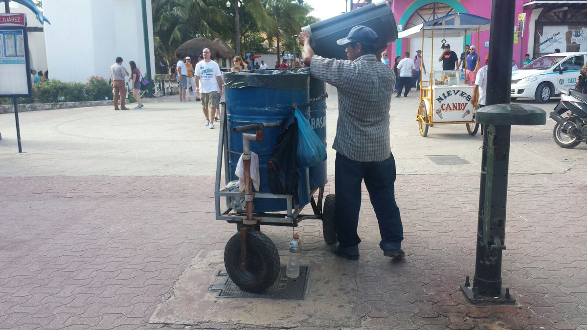ServiciosPubSOL's tweet photo. Limpieza y barrido de la 5ta. avenida y zona turística @GobSolidaridad @MauricioGongora @NoelCrespoPlaya @hrb0031 https://t.co/baCnmcip9D