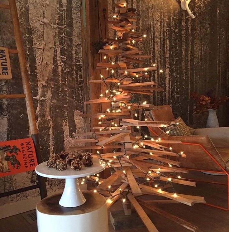 LarkHotels's tweet photo. Merry Everything from our nest to yours! #gildedhotel #76main #fieldguidestowe #thebreakhotel https://t.co/vuYdOXXRtS