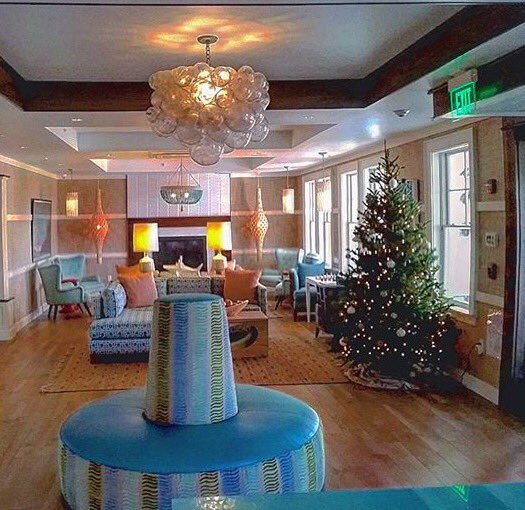 LarkHotels's tweet photo. Merry Everything from our nest to yours! #gildedhotel #76main #fieldguidestowe #thebreakhotel https://t.co/vuYdOXXRtS