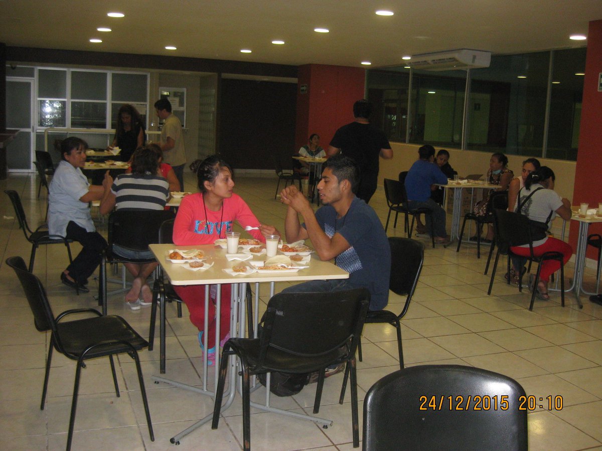 JoyyoMayu's tweet photo. Cena para familiares en el comedor del Pediátrico, todo cocinado con cariño @isain @GabyCoutino https://t.co/JD5ASfAqiN