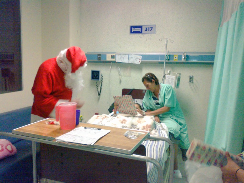 JoyyoMayu's tweet photo. Un santa muy solicitado, indescriptible la emoción que causó y las sonrisas de los pequeños @GabyCoutino @isain https://t.co/NefjCuWJ88