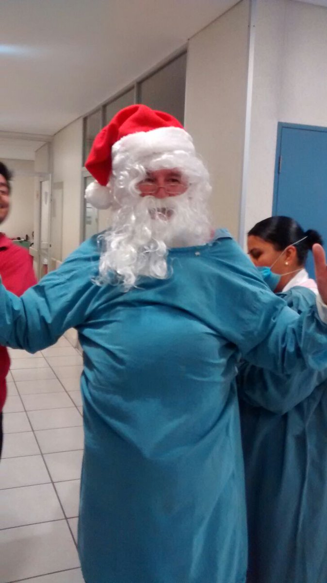JoyyoMayu's tweet photo. Un santa muy solicitado, indescriptible la emoción que causó y las sonrisas de los pequeños @GabyCoutino @isain https://t.co/NefjCuWJ88