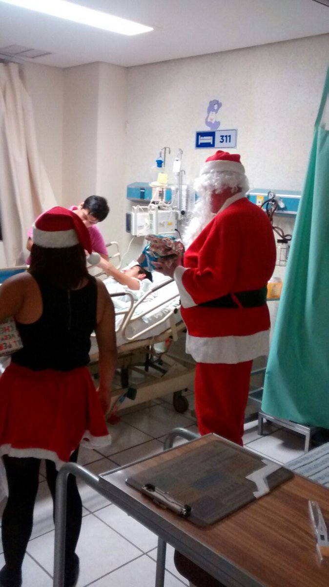 JoyyoMayu's tweet photo. Un santa muy solicitado, indescriptible la emoción que causó y las sonrisas de los pequeños @GabyCoutino @isain https://t.co/NefjCuWJ88